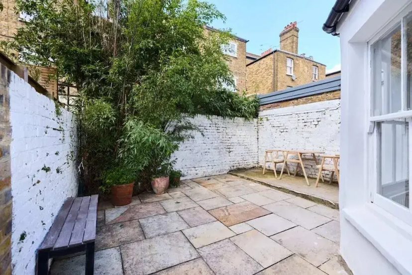The Maida Hill Hideout - 2bdr Flat With Courtyard — отель с удобным расположением в Лондоне