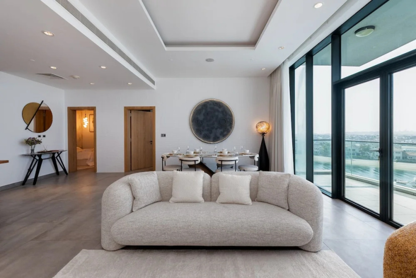 Цены на Refined 3BR Apt w Beach Access at The Palm в Дубае
