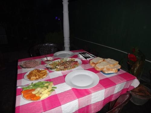 Dinesh Restaurant & Guest House — забронировать отель в Хиккадува