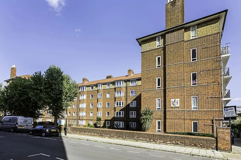 Цены на Chic High Spec Apartment Near Central London в Лондоне