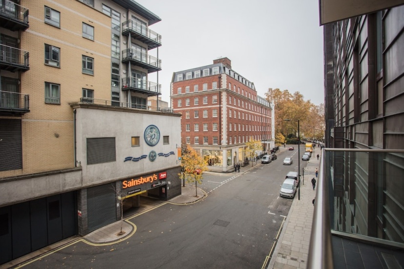 2 Bedroom Apartment Near Victoria Station — забронировать отель в Лондоне