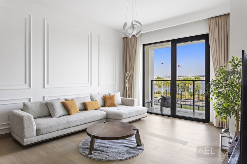 WelHome - Mesmerizing Sea & Burj Khalifa Views Apt at La Voile — комфортный отель в Дубае