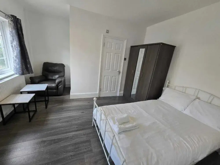 Limehouse Townhomes Modern 4 Bedroom 3-bathroom Townhome With a Private Garden — отель с удобным расположением в Лондоне