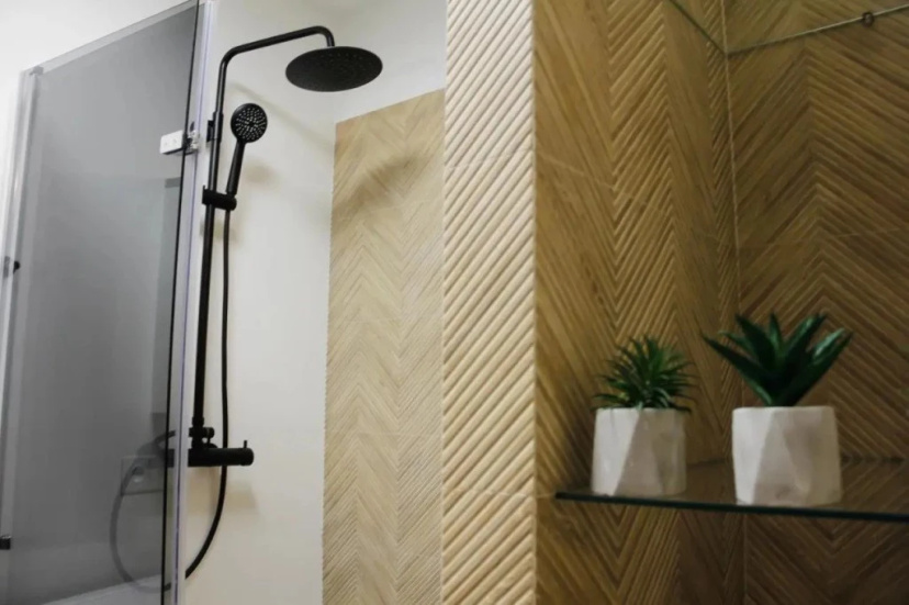 Luxurious, Spacious, Modern Gem. Great Location ! — отель в Варшаве, Польша