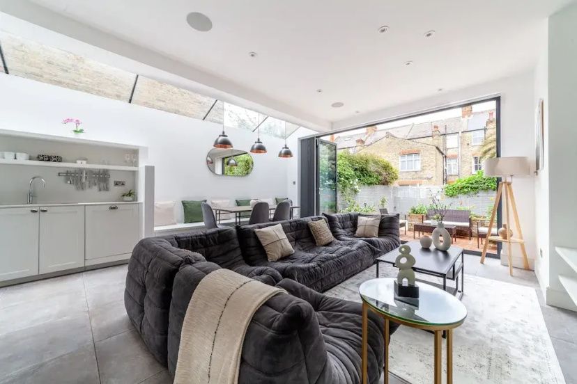 5 Bed Apartment in Clapham — забронировать отель в Лондоне