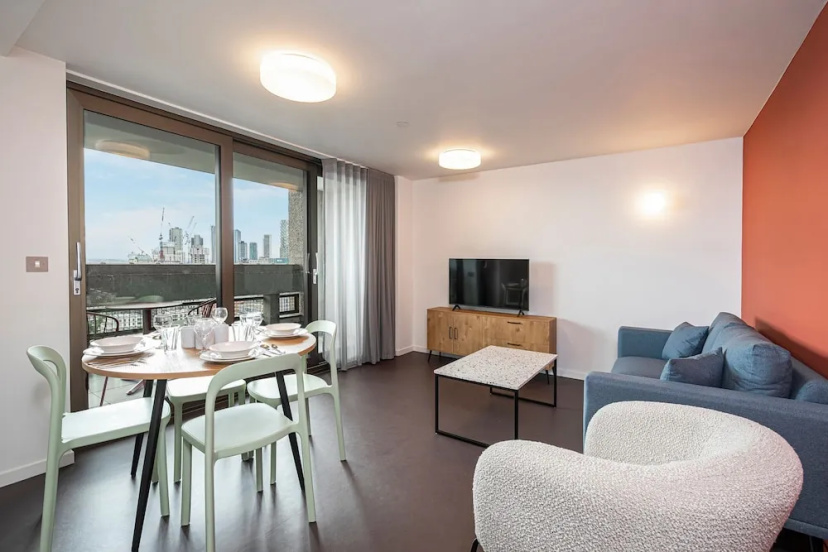 Stylish Three-bedroom Apartment in Poplar — отель с удобным расположением в Лондоне