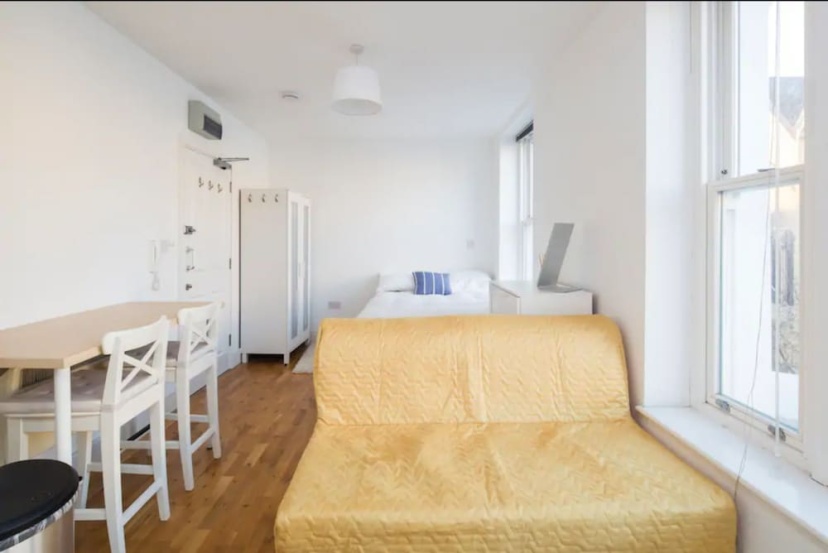 Bright Ensuite Studio Apartment in West Kensington — отель с удобствами в Лондоне