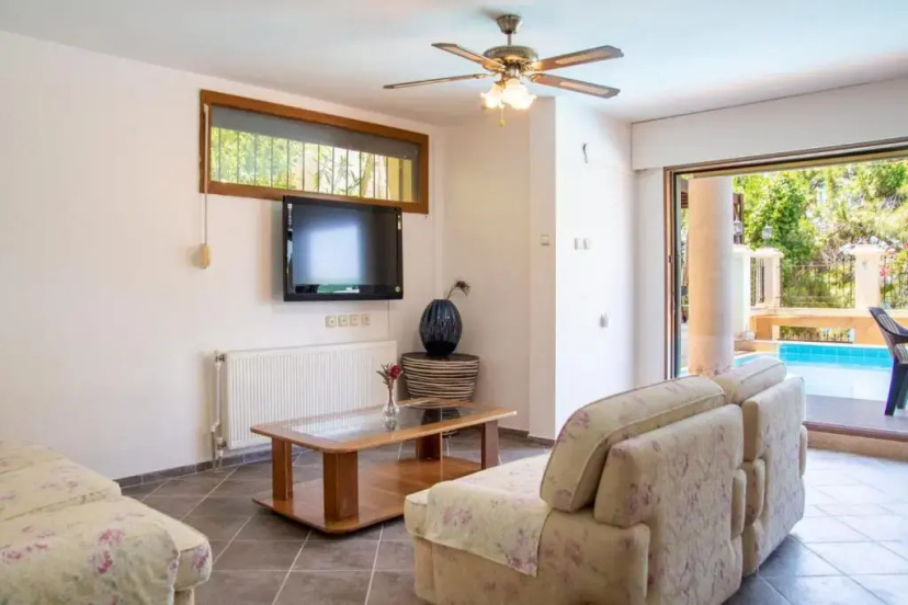 Enchanting Villa With Backyard in Cesme Near Beach — отель с удобным расположением в Чешме