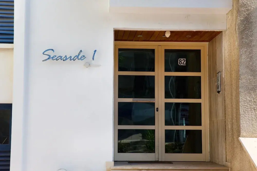 Seaside Luxury Beach Apartment — отель с удобствами в Лимассол