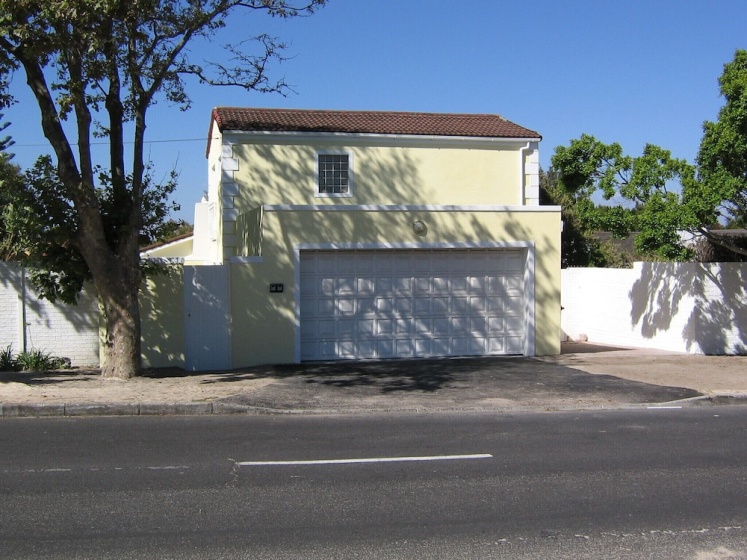 Цены на Charming Fully Fitted Double Storey Cottage Near Constantia Village в Кейптауне