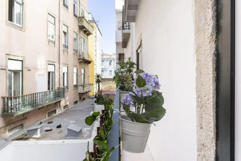 ALTIDO Chic 1BR Apt w/balcony close by Graça Viewpoint & tram stops — отель с удобным расположением в Лиссабоне