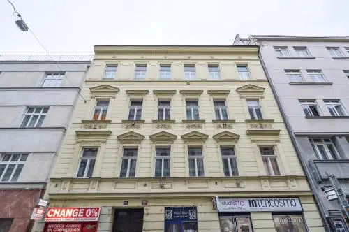 Colorful Wenceslas Square Apartment — отель с удобным расположением в Праге
