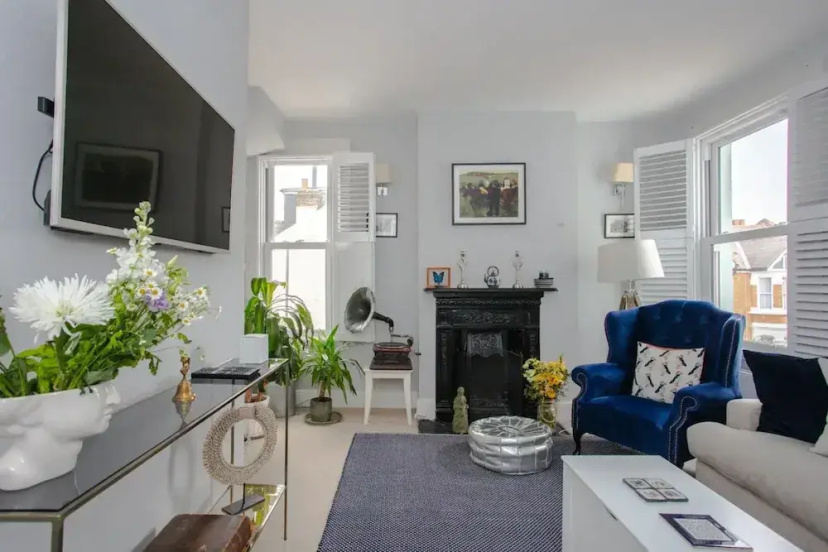 Bright2 Bedroom Apartment With Roof Terrace in Wimbledon — отель с удобным расположением в Лондоне