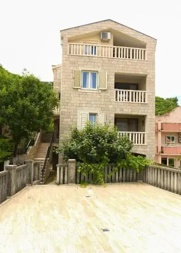 Sol Apartments — забронировать отель в Будва