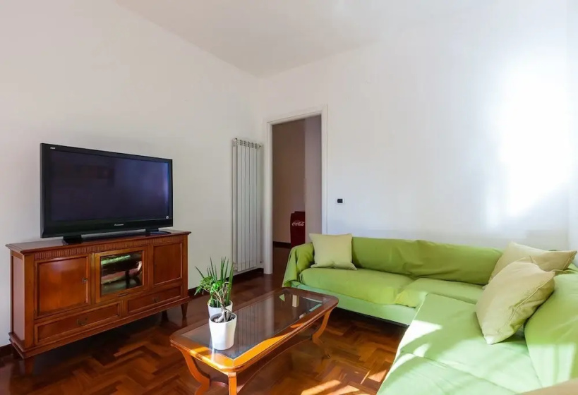 Large Apartment in the Heart of Chiaia — отель с удобным расположением в Неаполе