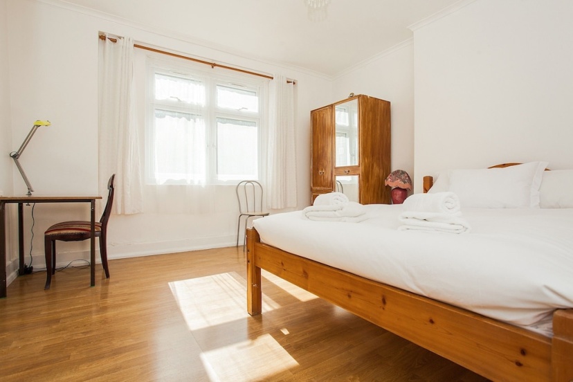 Spacious Shepherds Bush Apartment With Garden — отель с удобствами в Лондоне