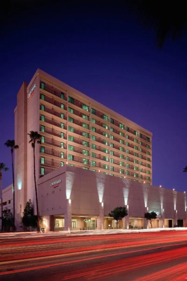 Courtyard by Marriott Los Angeles - Sherman Oaks — комфортный отель в Лос-Анджелесе