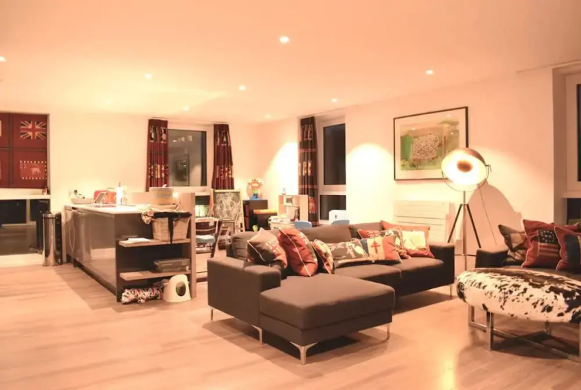 Modern 3 Bedroom Top Floor Apartment — отель с удобствами в Лондоне