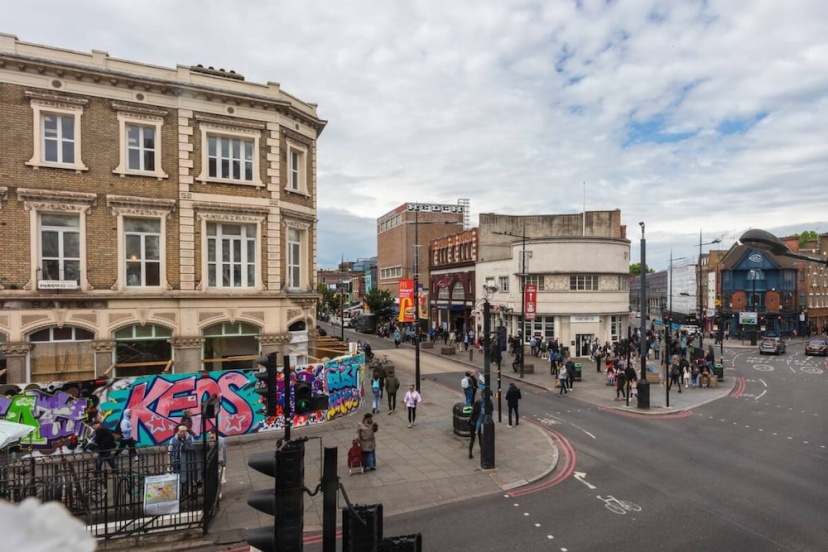 Homely 1 Bedroom Apartment in the Heart of Vibrant Camden — отель с удобствами в Лондоне