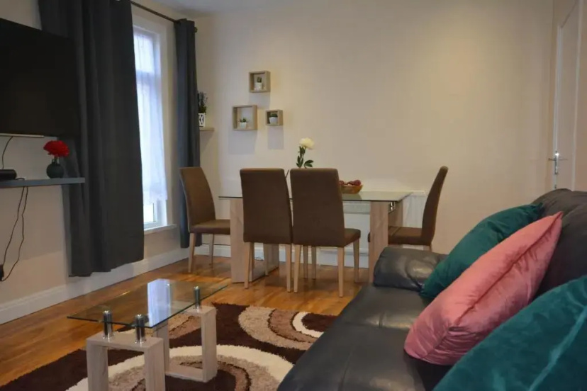 London Modern 4 Bedroom Apartment — отель с удобствами в Лондоне