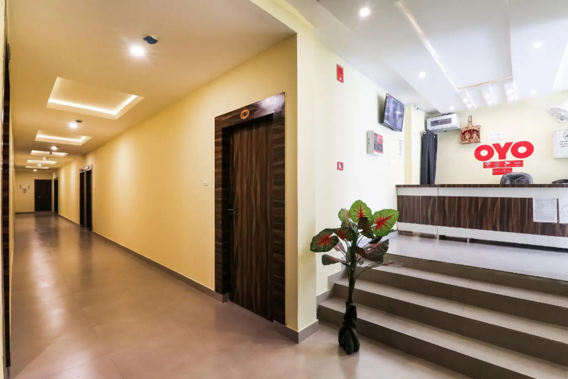 OYO Flagship 75530 SR Inn - Hotel in Λάκναου - Photo 1