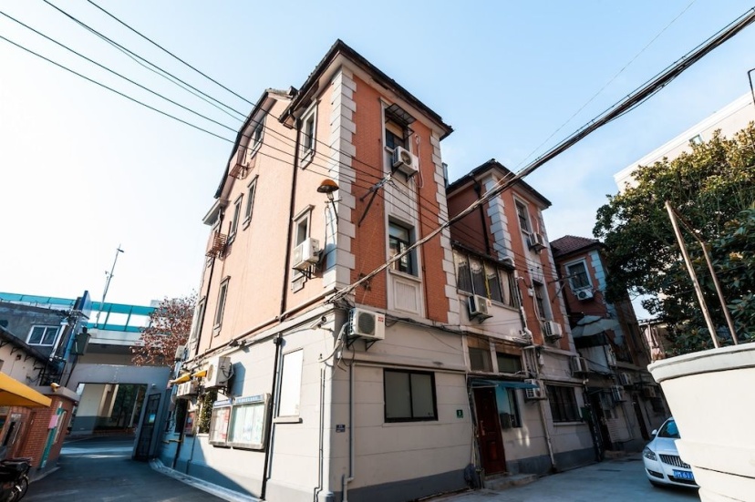 Qiyu Homestay - West Nanjing Road Branch — комфортный отель в Шанхае