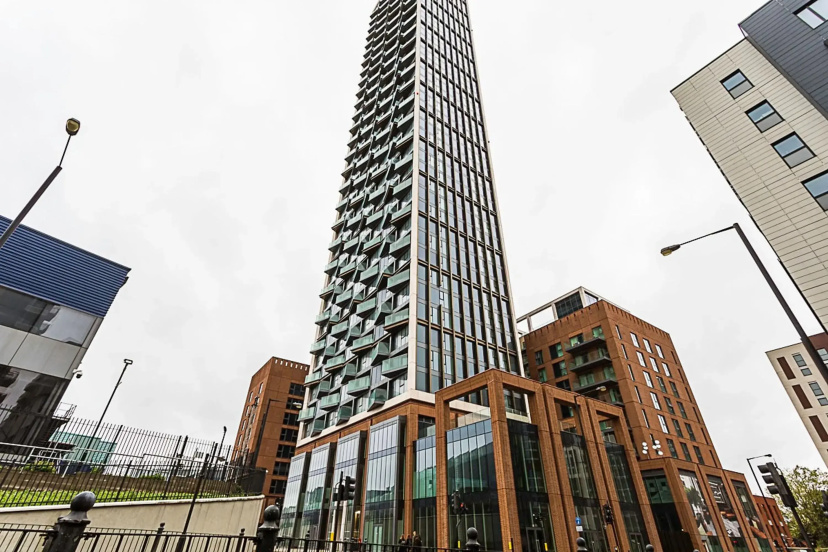 Цены на Beautiful 2 Bed Icon Tower Flat 5 в Лондоне