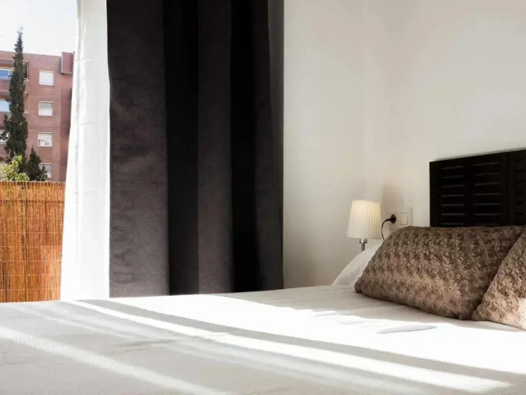 Comfortable 4 rooms 2Bath w balcony — отель с удобным расположением в Барселоне