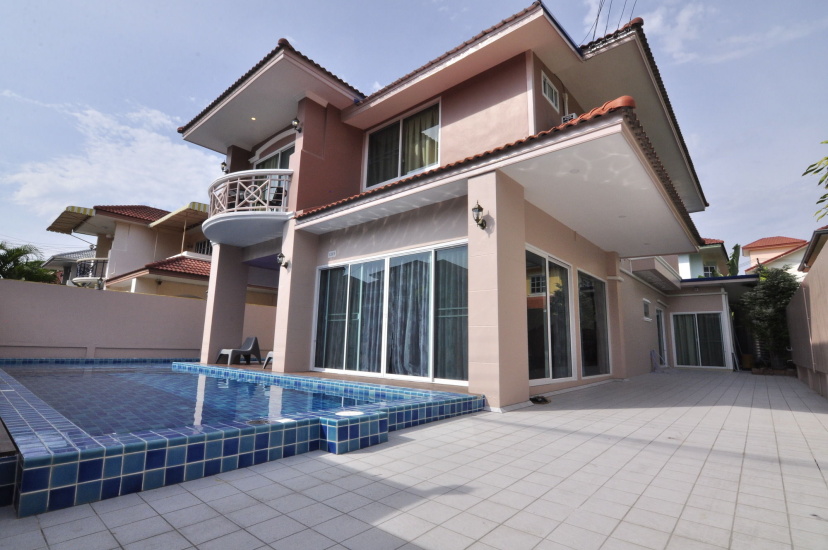 Royal Beach Pool Villa Pattaya — отель с удобным расположением в Паттайе