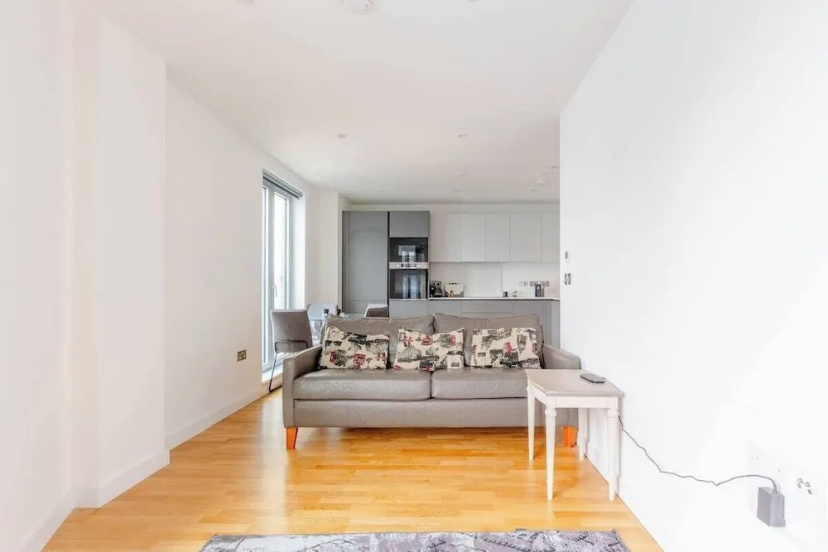 Stylish 2 Bed Flat in Battersea - Private Balcony — комфортный отель в Лондоне