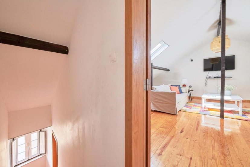 Renovated and Spacious Duplex Apartment With Patio, By TimeCooler 3 — отель в Лиссабоне, Португалия