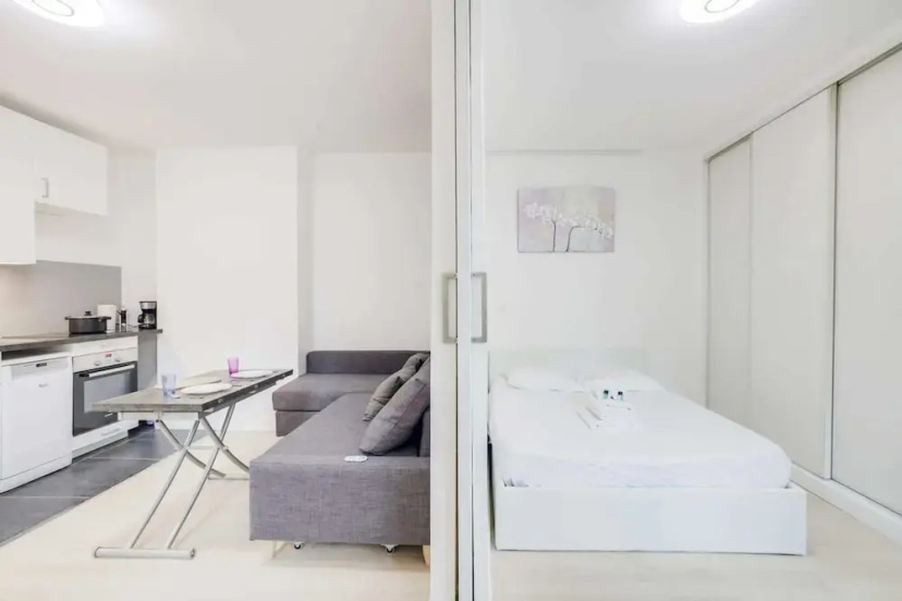 Minimalist Apartment in Rue Hippolyte - 14th Arrondissement — комфортный отель в Париже