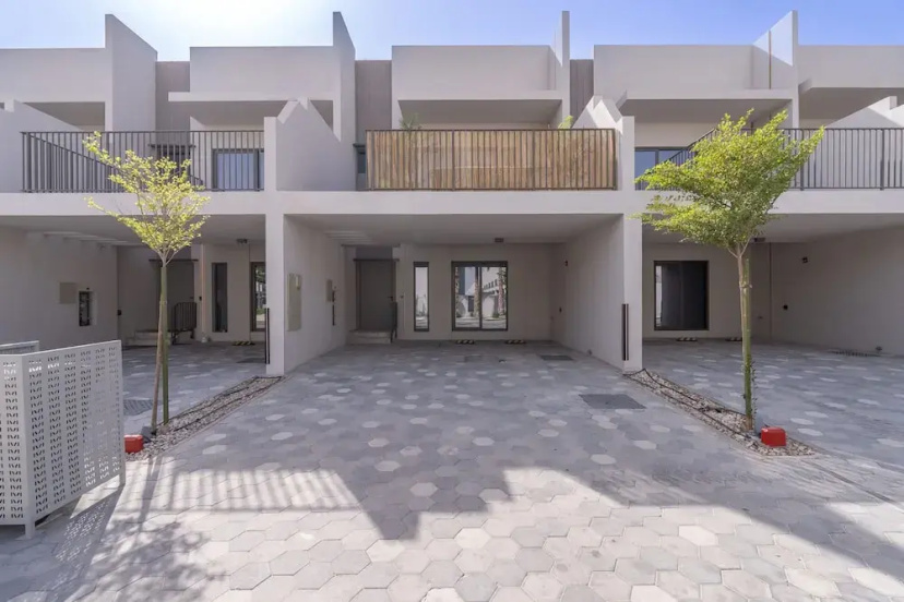 Classy 4-bedroom Villa With Spacious Balcony in Nad Al Sheba — забронировать отель в Дубае