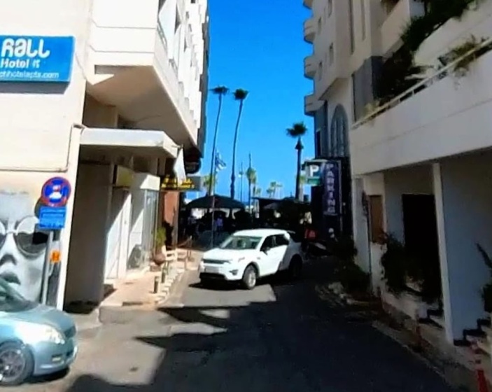 Larnaca Beach Apartment — отель с удобным расположением в Ларнака