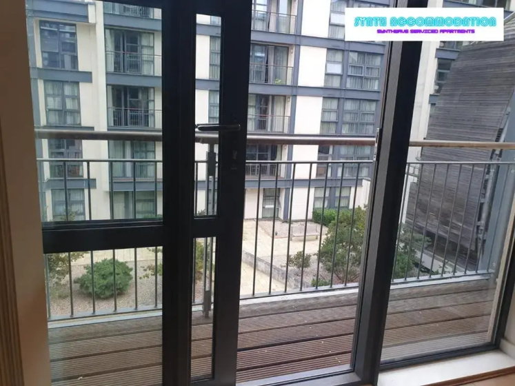80s RETRO 1 Bedroom Serviced Apartment Canary Wharf Perfect for Corporate Business Families & Leisure Guests — забронировать отель в Лондоне
