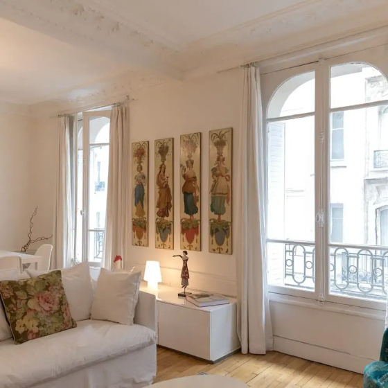 Цены на White Sacr I Beautiful 2-bedroom in Montmartre в Париже