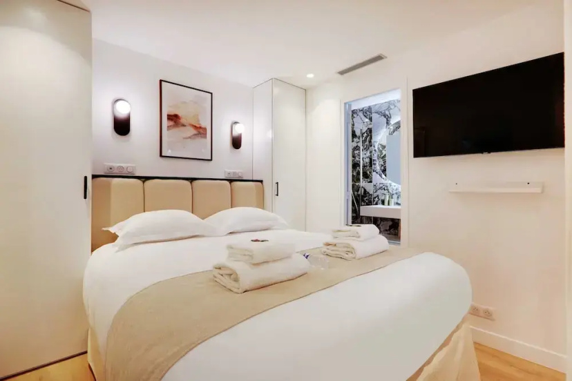 Цены на Charming Apartment - 2br/8p - Palais-royal в Париже