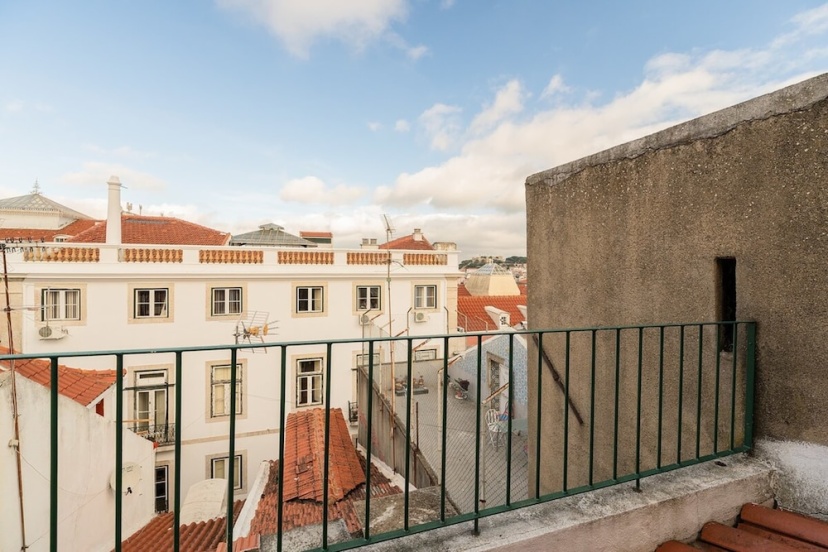Цены на Attic Apartment With Balcony in Bairro Alto в Лиссабоне