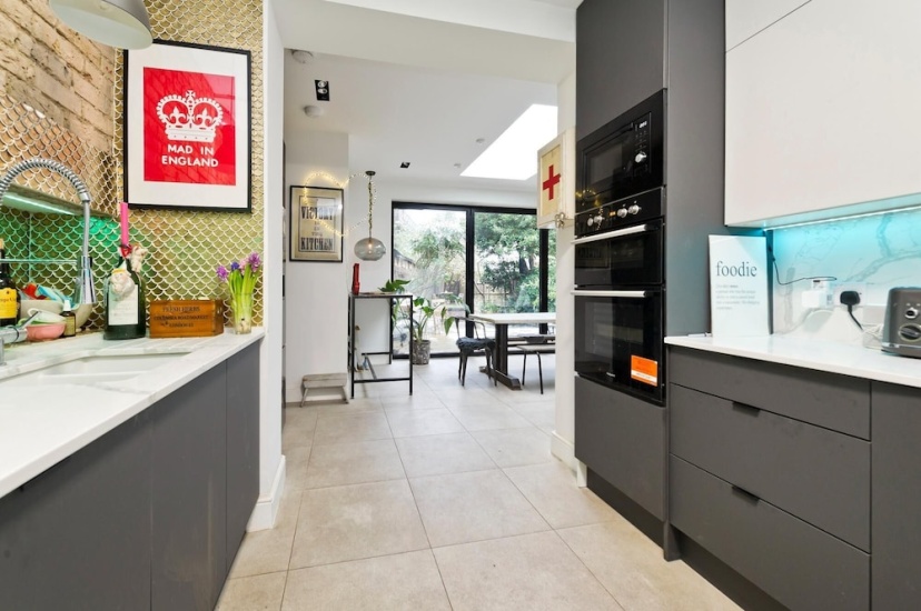 Stunning one Bedroom Flat With Large Terrace in Chiswick by Underthedoormat — отель с удобствами в Лондоне