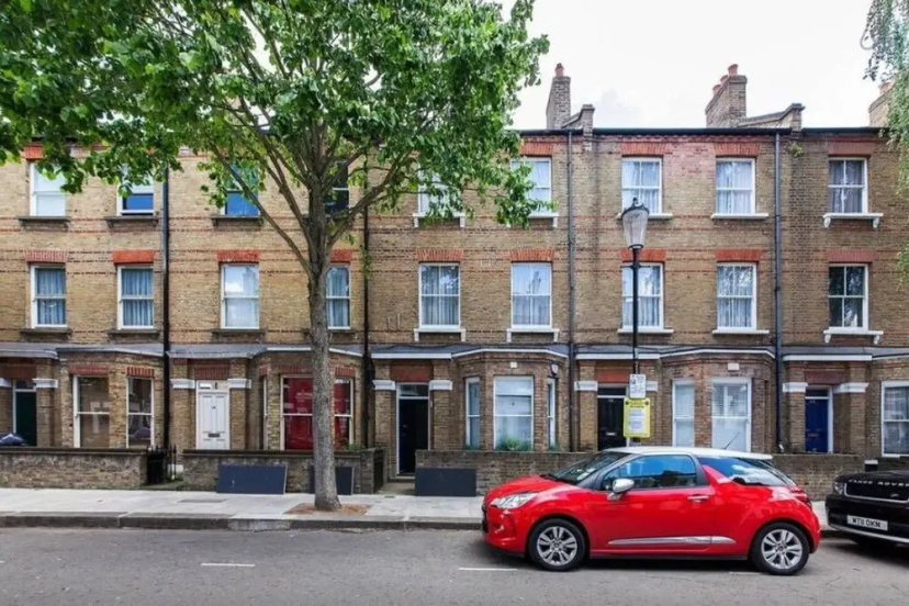 Retreat to a Stylish Flat in Chelsea — забронировать отель в Лондоне