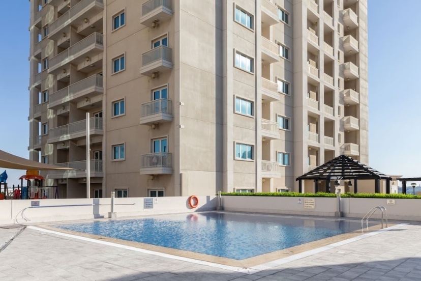 Modern Living In This 2BR Apt In The Heart of Downtown Jebel Ali - Sleeps 4! — забронировать отель в Дубае