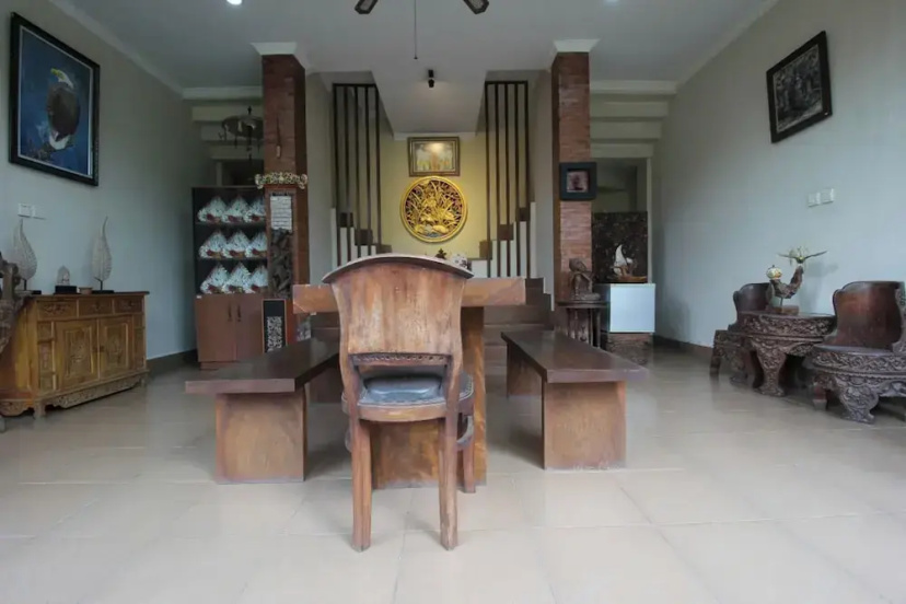 Capital O 94011 Binhari Guest House — отель с удобствами в Убуде