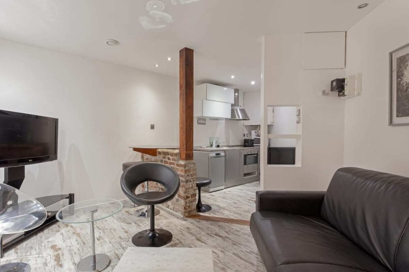 Bright Modern Two-Bed Apartment in Paris — отель с удобствами в Париже