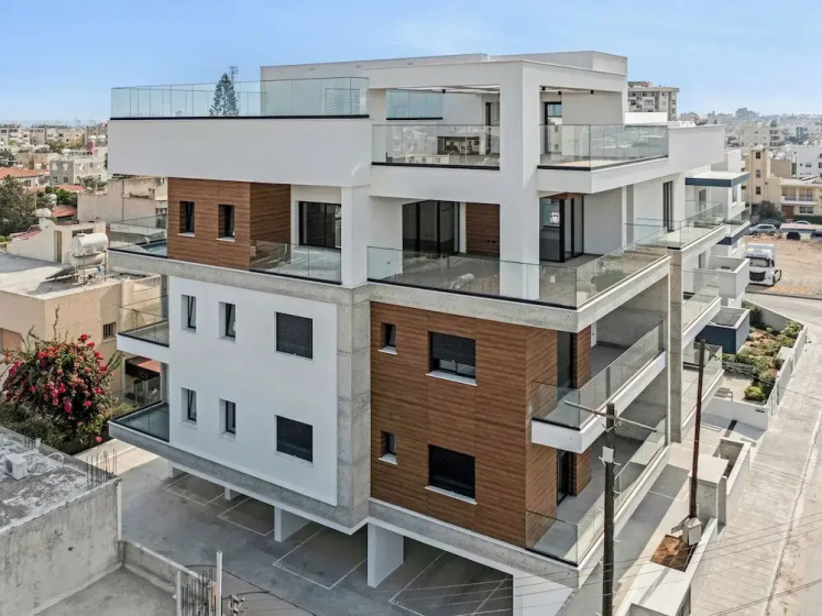 Sanders Crystal 1 - Large 4-bdr Penthouse With Shared Pool — комфортный отель в Лимассол