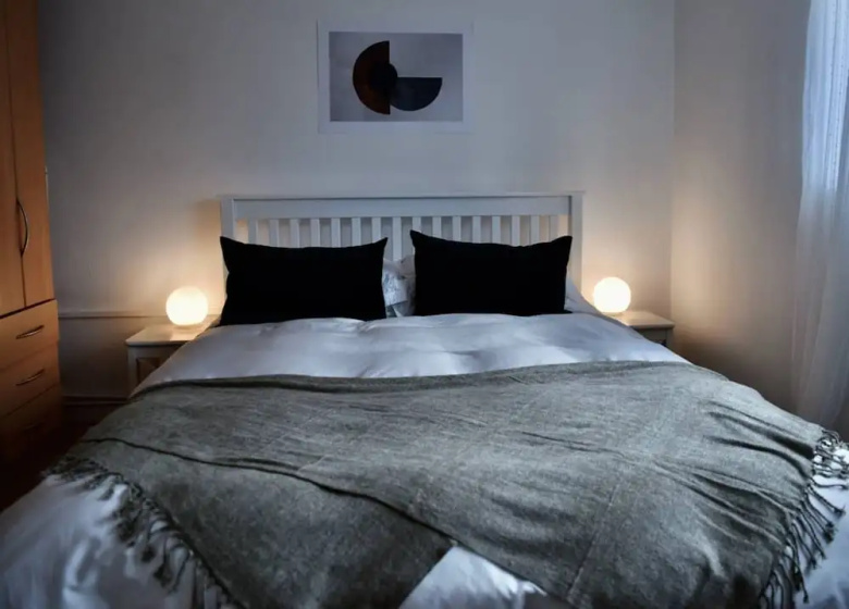 Chic London Apartment Minutes From Station — забронировать отель в Лондоне