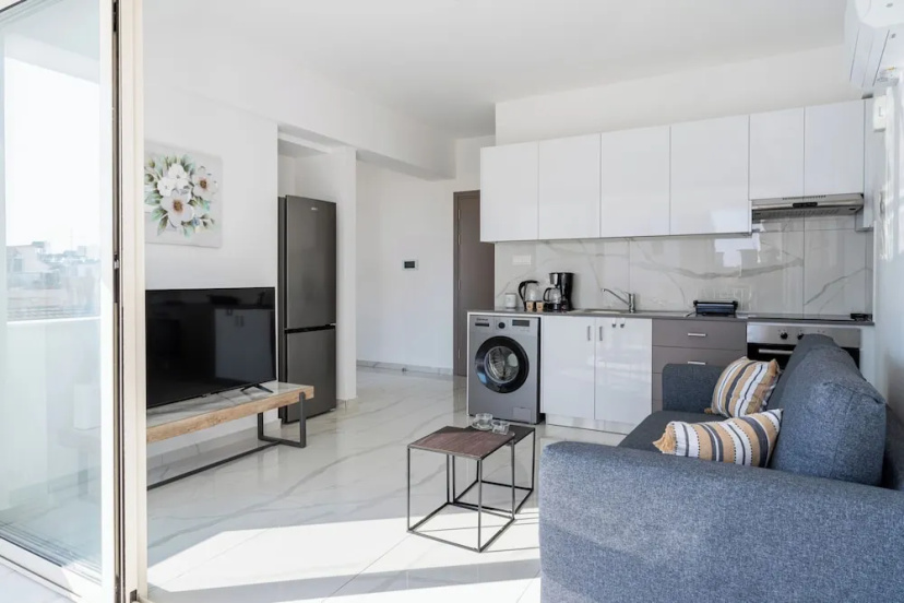 Rosemont Studio With Balcony in Larnaca — забронировать отель в Ларнака