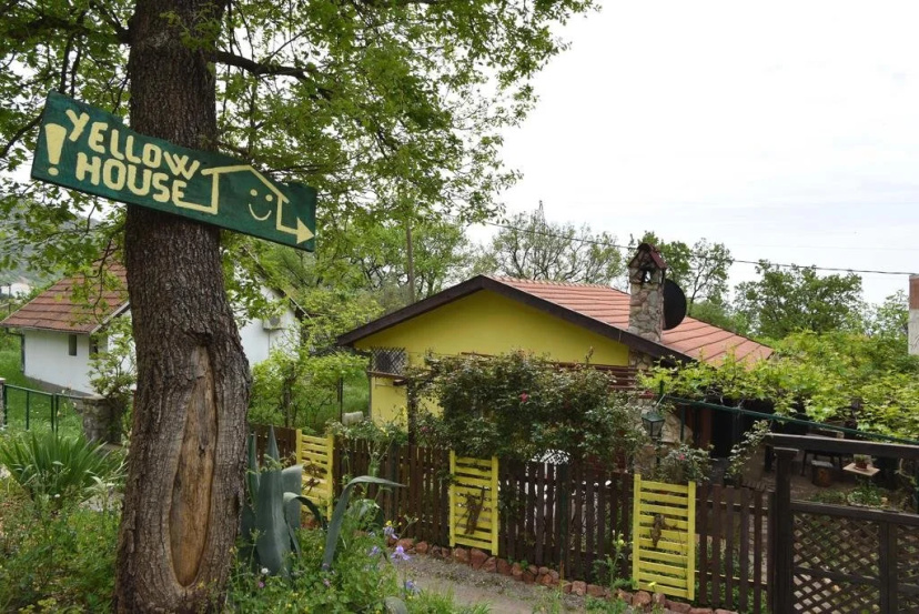 Yellow House — отель в Будва, Черногория