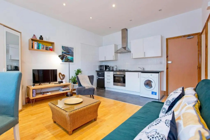 Calabria 4 Comfortable apartment — отель с удобным расположением в Лондоне