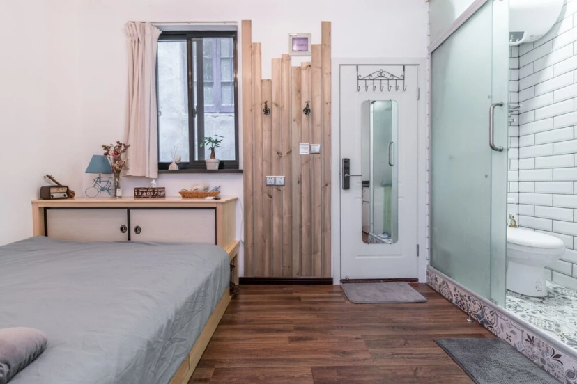 Living In Local Apartment Best Location-201 — отель в Шанхае, Китай