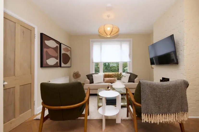 The Nunhead Place - Inviting 2bdr House With Garden — комфортный отель в Лондоне